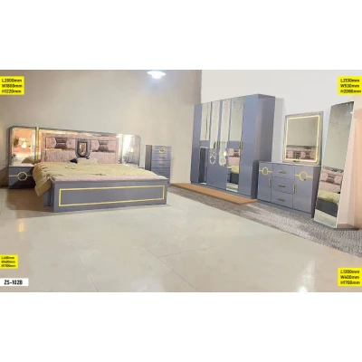 Chambre à coucher ZS-102B en bois gris avec finitions dorées, composée d'un lit spacieux, d'une armoire 8 portes, d'une coiffeuse avec miroir intégré et de tables de chevet
