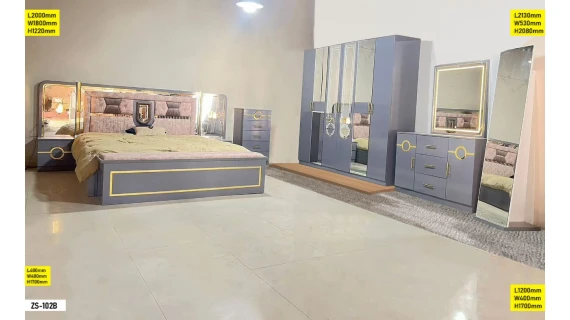 Chambre à coucher ZS-102B en bois gris avec finitions dorées, composée d'un lit spacieux, d'une armoire 8 portes, d'une coiffeuse avec miroir intégré et de tables de chevet