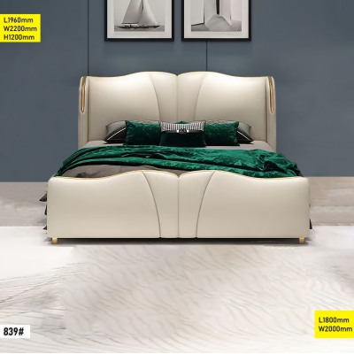 Lit king size 1.80M en bois avec matelas et oreillers, dans une chambre moderne