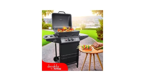 Barbecue à gaz DECAKILA KMGS005B avec 2 brûleurs et un brûleur latéral, sur un fond de jardin