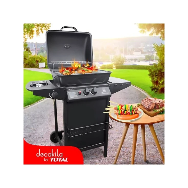 Barbecue à gaz DECAKILA KMGS005B avec 2 brûleurs et un brûleur latéral, sur un fond de jardin