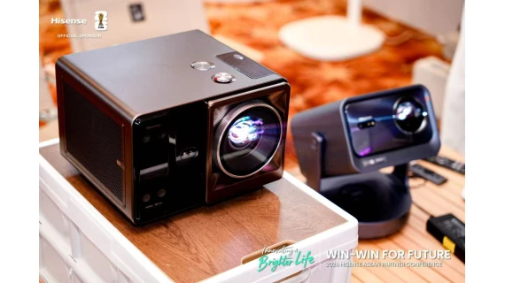 Projecteur 4K Hisense C2 Ultra avec écran de projection XXL