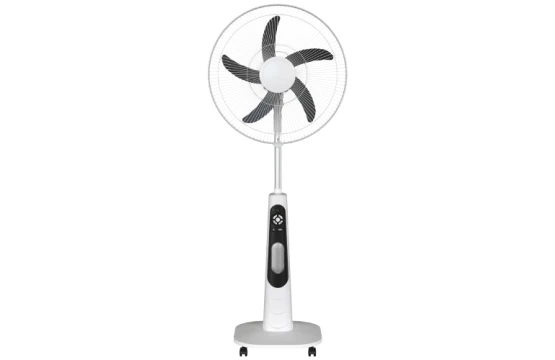 Ventilateur Rechargeable Regal 12 pouces avec télécommande et LED, sur pied, en fonctionnement