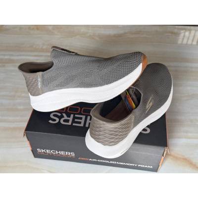 Sneakers Skechers Go Walk Outdoor pour homme, en taupe et marron-gris, avec semelle intérieure Air-Cooled Memory Foam et design slip-on