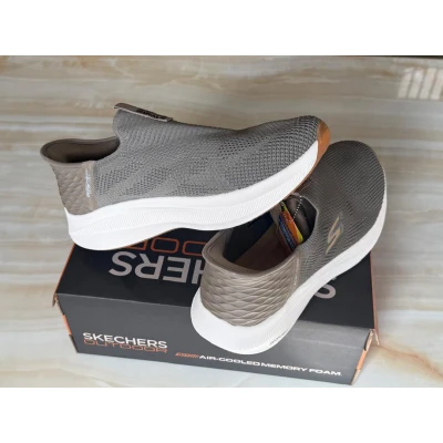 Sneakers Skechers Go Walk Outdoor pour homme, en taupe et marron-gris, avec semelle intérieure Air-Cooled Memory Foam et design slip-on