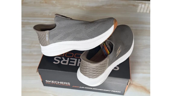 Sneakers Skechers Go Walk Outdoor pour homme, en taupe et marron-gris, avec semelle intérieure Air-Cooled Memory Foam et design slip-on