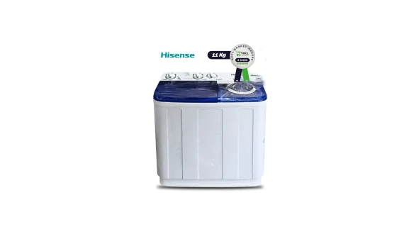 Machine à laver semi-automatique Hisense 11KG - WSRB113W en action, avec une femme qui lave des vêtements