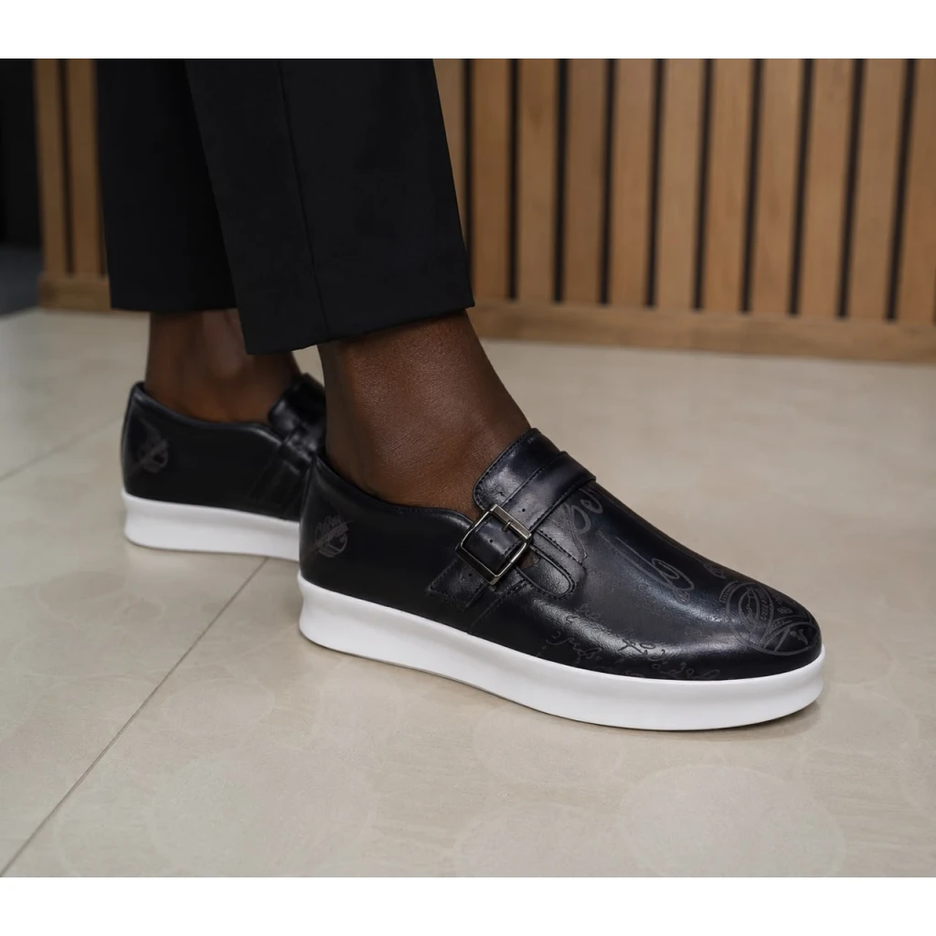 Chaussure homme Monk Strap noire avec semelle blanche et boucle métal argentée