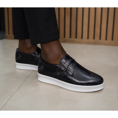 Chaussure homme Monk Strap noire avec semelle blanche et boucle métal argentée