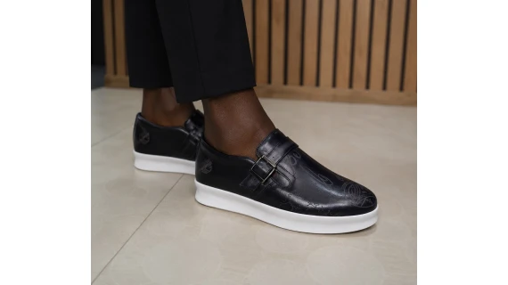 Chaussure homme Monk Strap noire avec semelle blanche et boucle métal argentée