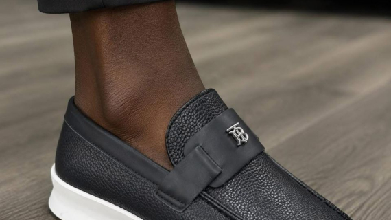 Mocassin homme noir grainé avec badge TB métal et semelle blanche