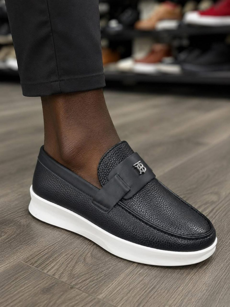 Mocassin homme noir grainé avec badge TB métal et semelle blanche