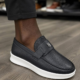 Mocassin homme noir grainé avec badge TB métal et semelle blanche