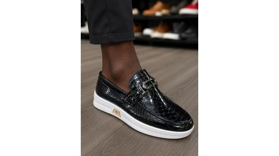 Mocassin Homme Croco Noir – Cuir Verni Boucle Argentée
