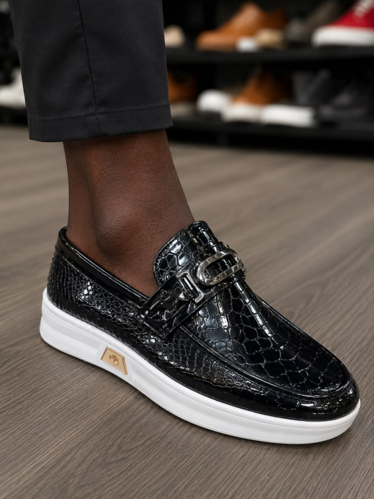 Sneaker Timberland homme en cuir nubuck bleu marine avec semelle caoutchouc blanche et lacets assortis