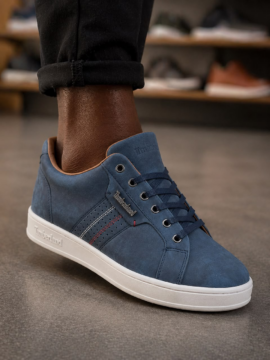Sneaker Timberland homme en cuir nubuck bleu marine avec semelle blanche et lacets assortis