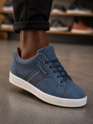 Sneaker Timberland homme en cuir nubuck bleu marine avec semelle blanche et lacets assortis