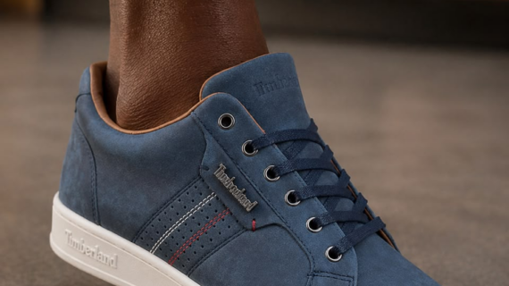 Sneaker Timberland homme en cuir nubuck bleu marine avec semelle blanche et lacets assortis