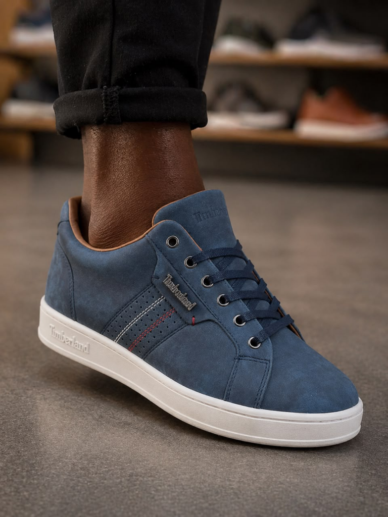 Sneaker Timberland homme en cuir nubuck bleu marine avec semelle blanche et lacets assortis