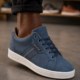 Sneaker Timberland homme en cuir nubuck bleu marine avec semelle blanche et lacets assortis