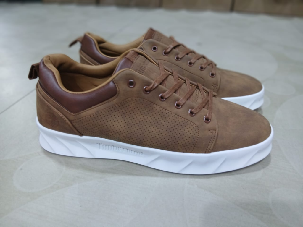 Sneaker Timberland Homme en nubuck camel avec panneau perforé latéral et semelle blanche sculptée