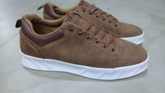Sneaker Timberland Homme en nubuck camel avec panneau perforé latéral et semelle blanche sculptée